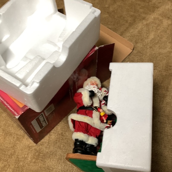 Kirkland Signature Fabric Mache Santa by the Fireplace Vintage - Picture 13 of 14